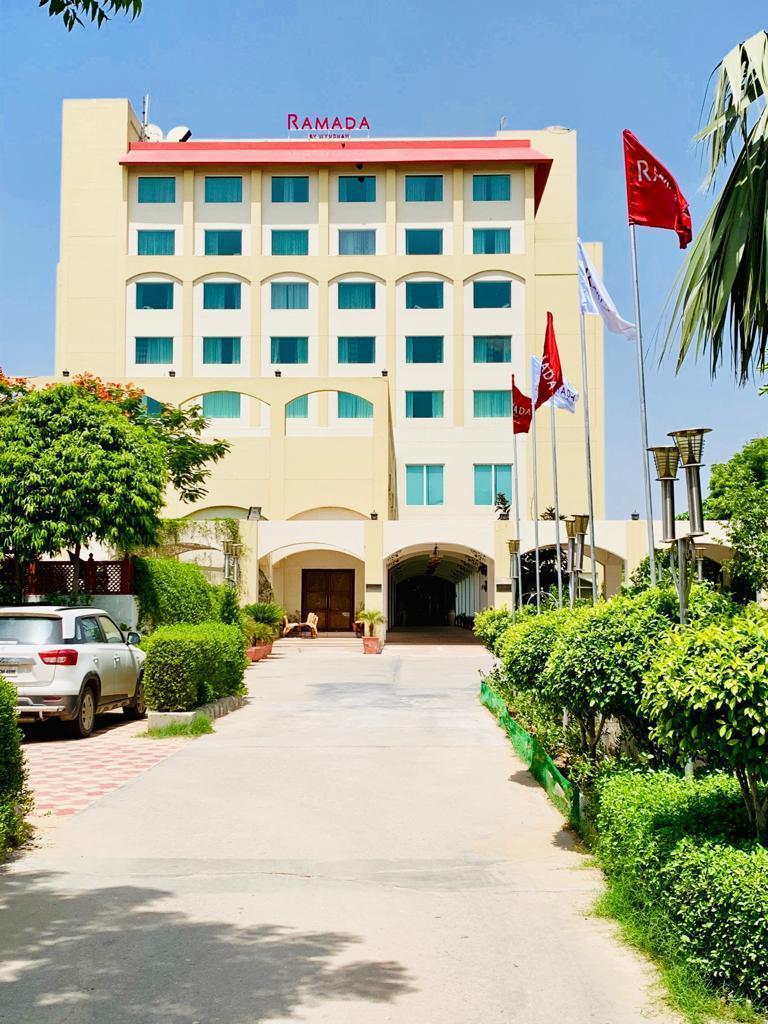 Ramada By Wyndham Jaipur Jaisinghpura Hotel Exterior foto